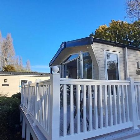 Villa Family Breaks At Rockley Park With Prosecco And A Box Of Chocolates On Arrival Poole Esterno foto