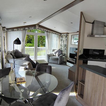 Villa Family Breaks At Rockley Park With Prosecco And A Box Of Chocolates On Arrival Poole Esterno foto