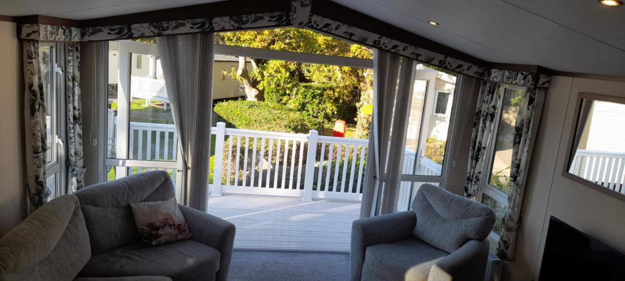 Villa Family Breaks At Rockley Park With Prosecco And A Box Of Chocolates On Arrival Poole Esterno foto