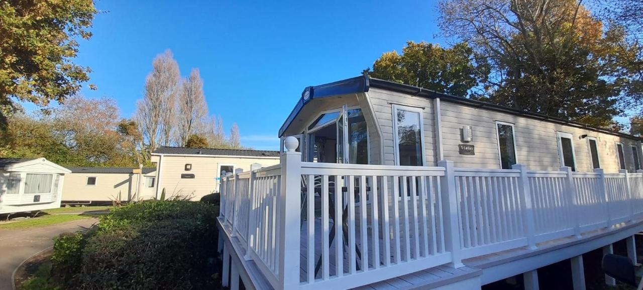 Villa Family Breaks At Rockley Park With Prosecco And A Box Of Chocolates On Arrival Poole Esterno foto