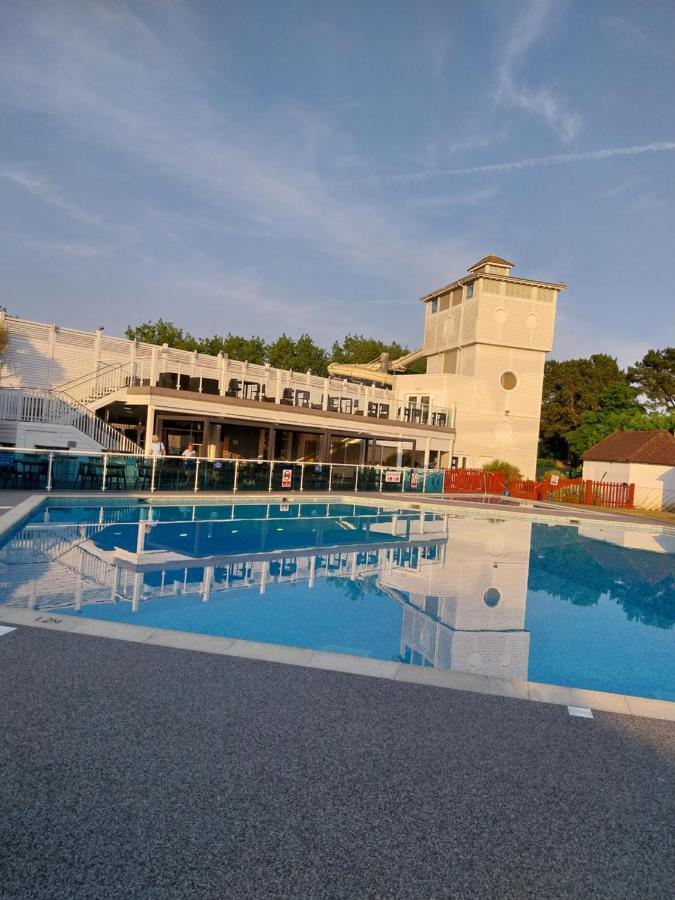 Villa Family Breaks At Rockley Park With Prosecco And A Box Of Chocolates On Arrival Poole Esterno foto
