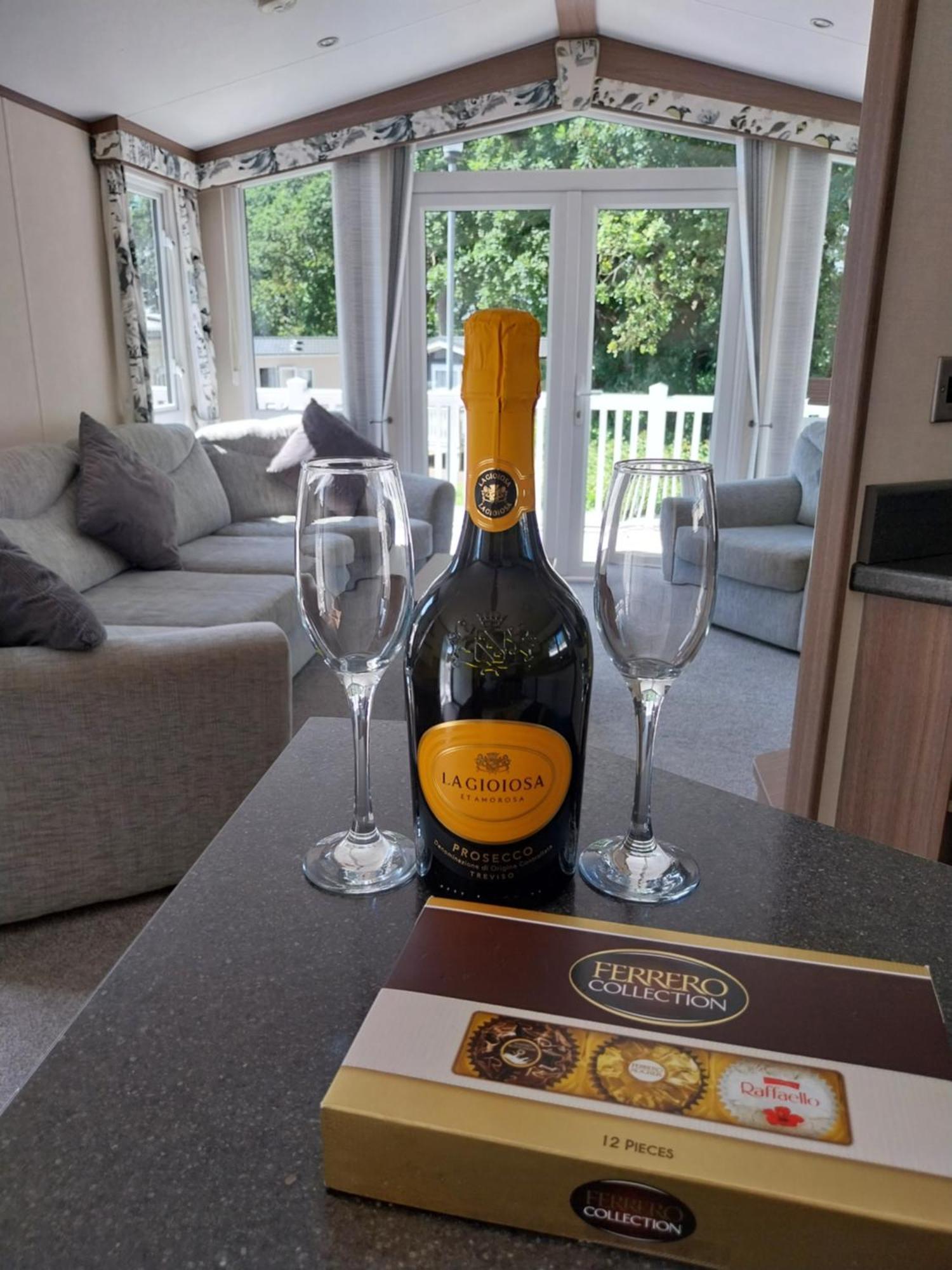 Villa Family Breaks At Rockley Park With Prosecco And A Box Of Chocolates On Arrival Poole Esterno foto
